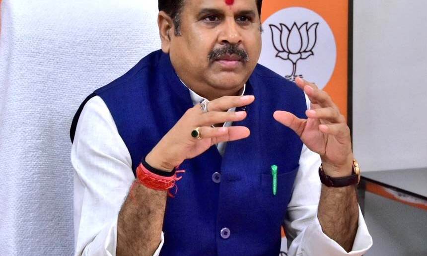 पेयजल की समस्या से जूझ रहे गांवों में टैंकरों के माध्यम से कराई जा रही पेयजल की आपूर्ति