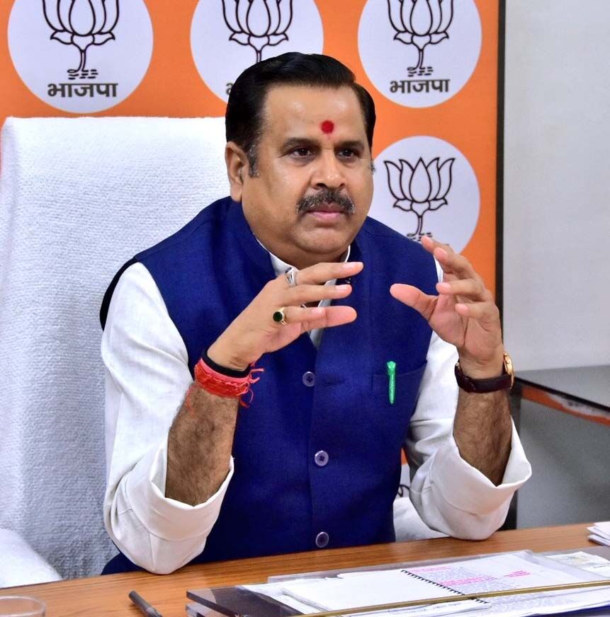 पेयजल की समस्या से जूझ रहे गांवों में टैंकरों के माध्यम से कराई जा रही पेयजल की आपूर्ति