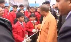 सीएम योगी से अभिभावकों की गुहार, बच्चों की फीस कराएं माफ