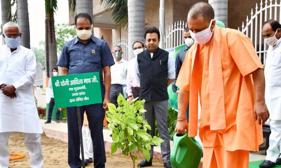 सीएम योगी ने पूरे किए जीवन के 48 वर्ष, पीएम मोदी ने दी बधाई