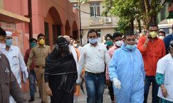 राज्यमंत्री ने मरीजों के साथ किया संवाद, नवजात की माताओं को उपहार स्वरूप दी धनराशि