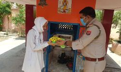 दरोगा ने उपवास रखे पुजारी को कराया फलाहार