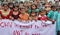 बाल मजदूरी एक कलंक पढ़ने और खेलने की उम्र में करते हैं मजदूरी