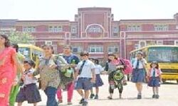 स्कूल अब शिक्षा के मंदिर नहीं बल्कि व्यावसायिक अड्डा