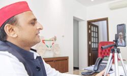 अखिलेश यादव वीसी के जरिए से अपने नेताओं से लगातार सम्पर्क में अखिलेश यादव वीसी के जरिए से अपने नेताओं से लगातार सम्पर्क में