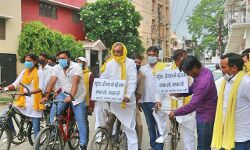 डीजल पेट्रोल के दाम बढ़ने पर ओमप्रकाश राजभर ने दिया धरना