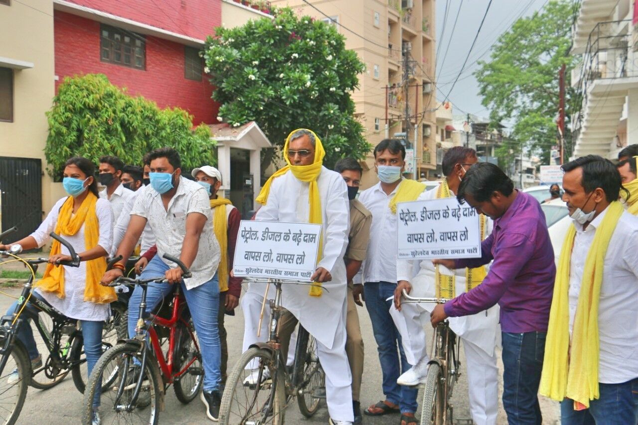 डीजल पेट्रोल के दाम बढ़ने पर ओमप्रकाश राजभर ने दिया धरना