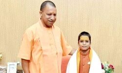 मात्र 9 साल की उम्र में बालक ने सीखे चारों वेद, योगी ने किया सम्मानित मात्र 9 साल की उम्र में बालक ने सीखे चारों वेद, योगी ने किया सम्मानित