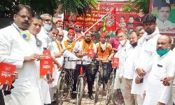 सपाइयों ने सादगी से मनाया अखिलेश यादव का जन्मदिन सपाइयों ने सादगी से मनाया अखिलेश यादव का जन्मदिन