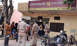 मीरापुर पुलिस ने चैक किये बैंक, बिना मास्क घूम रहे लोगो का किया चालान