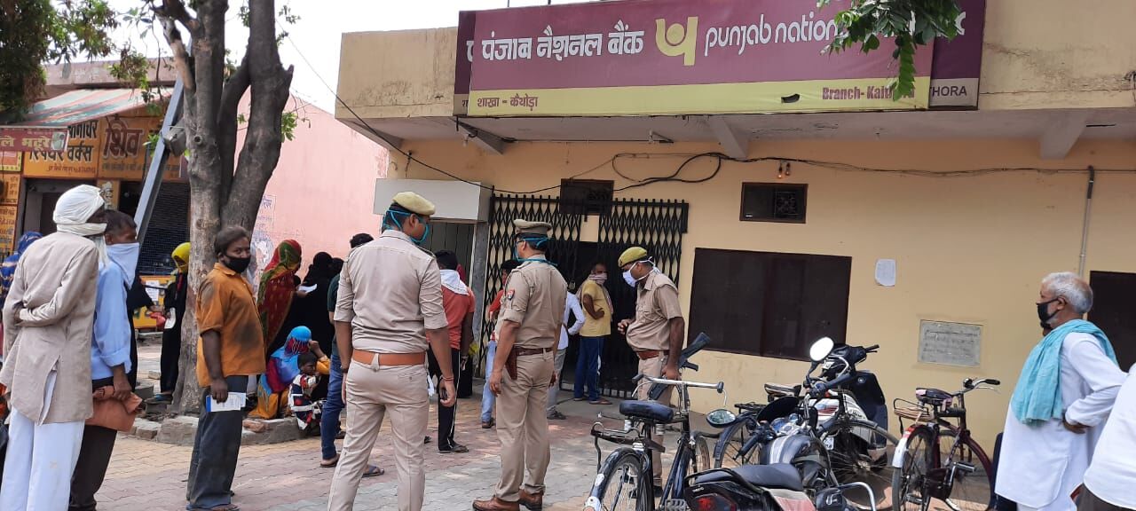 मीरापुर पुलिस ने चैक किये बैंक, बिना मास्क घूम रहे लोगो का किया चालान