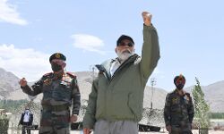 हम बांसुरीधारी की पूजा करते हैं और सुदर्शनधारी को भी आदर्श मानते हैं : नरेन्द्र मोदी