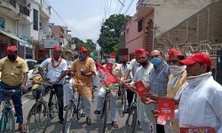 अखिलेश यादव के नेतृत्व में महानगर अध्यक्ष अलीम सिददीकी ने बांटे आह्वान पत्र अखिलेश यादव के नेतृत्व में महानगर अध्यक्ष अलीम सिददीकी ने बांटे आह्वान पत्र