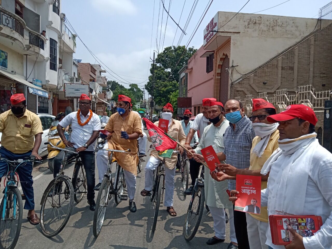 अखिलेश यादव के नेतृत्व में महानगर अध्यक्ष अलीम सिददीकी ने बांटे आह्वान पत्र