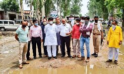 राज्य मन्त्री कपिलदेव ने अधिशासी अभियंता को सड़कों पर गड्ढों को लेकर लगाई फटकार