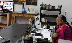 समाज में गरीबी है, लेकिन लोगों को मन से गरीब नहीं होना चाहिएः राज्यपाल