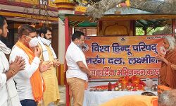 विश्व हिंदू परिषद के कार्यकर्ता जल और मंदिरों की मिट्टी लेकर अयोध्या के लिए रवाना