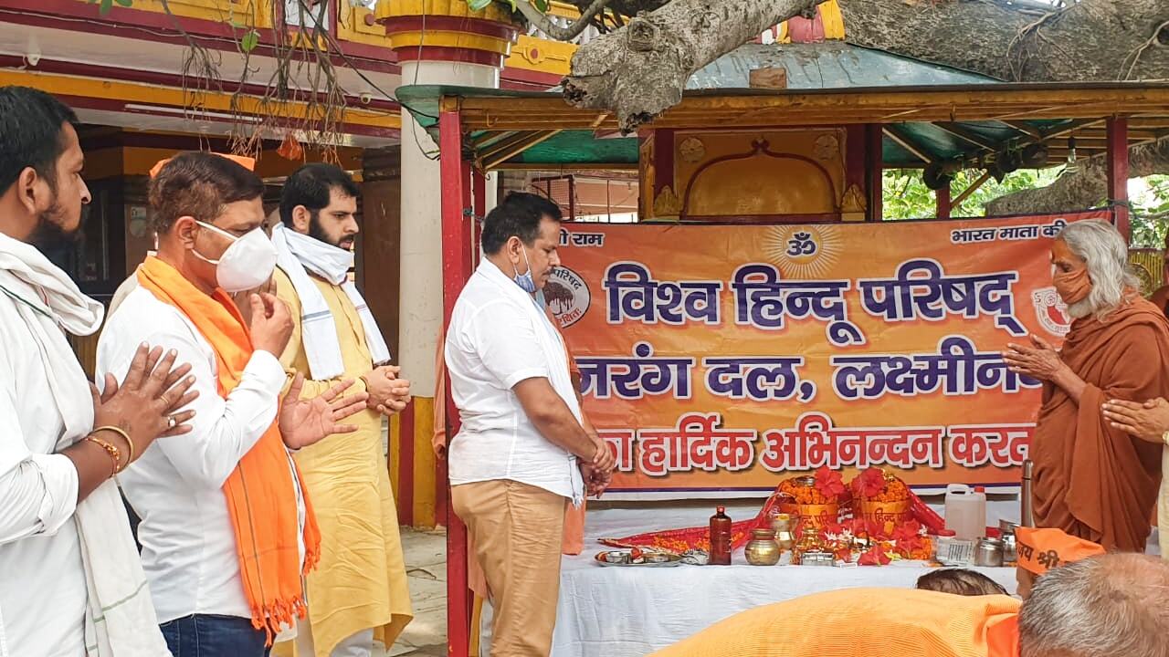 विश्व हिंदू परिषद के कार्यकर्ता जल और मंदिरों की मिट्टी लेकर अयोध्या के लिए रवाना