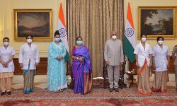 राष्ट्रपति रामनाथ कोविंद ने नर्सों के साथ मनाया रक्षाबंधन राष्ट्रपति रामनाथ कोविंद ने नर्सों के साथ मनाया रक्षाबंधन