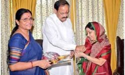 सुषमा युवा राजनेताओं के लिए रोल मॉडल: वेंकैया सुषमा युवा राजनेताओं के लिए रोल मॉडल: वेंकैया