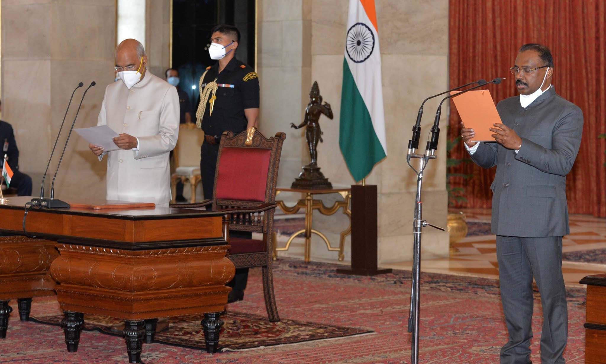 गिरीश चंद्र मुर्मू ने भारत के नियंत्रक एवं महालेखा परीक्षक के रूप में पदभार संभाला