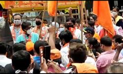 कर्नाटक में छत्रपति की प्रतिमा हटाने पर शिवसेना का प्रदर्शन धरने पर बैठे कार्यकर्ता कर्नाटक में छत्रपति की प्रतिमा हटाने पर शिवसेना का प्रदर्शन धरने पर बैठे कार्यकर्ता