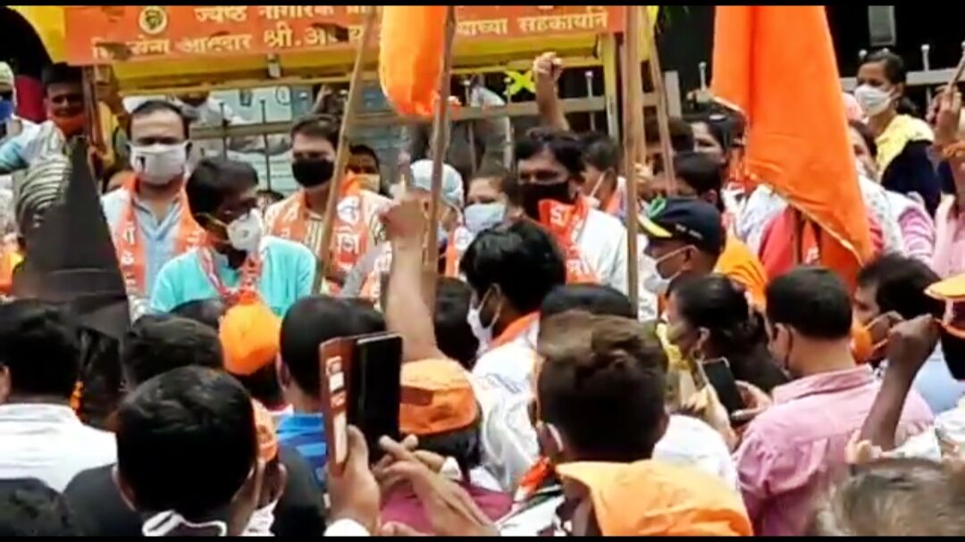 कर्नाटक में छत्रपति की प्रतिमा हटाने पर शिवसेना का प्रदर्शन धरने पर बैठे कार्यकर्ता