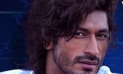 स्टंटमैन की मदद कर रहे विद्युत जामवाल