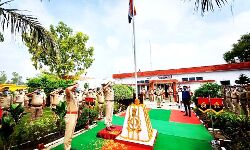 एसपी ने 74वें स्वतंत्रता दिवस पर ध्वजारोहण कर पुलिसकर्मियों को किया सम्मानित एसपी ने 74वें स्वतंत्रता दिवस पर ध्वजारोहण कर पुलिसकर्मियों को किया सम्मानित