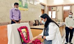 डीएम सेल्वा कुमारी ने मंत्री चेतन चौहान के निधन पर 2 मिनट का मौन रखकर दी श्रद्धांजलि