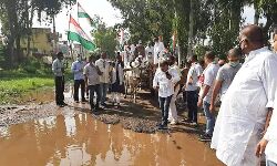 पूर्व सीएम हरीश रावत और तीन विधायकों समेत कईं कांग्रेसियों पर मुकदमा पूर्व सीएम हरीश रावत और तीन विधायकों समेत कईं कांग्रेसियों पर मुकदमा