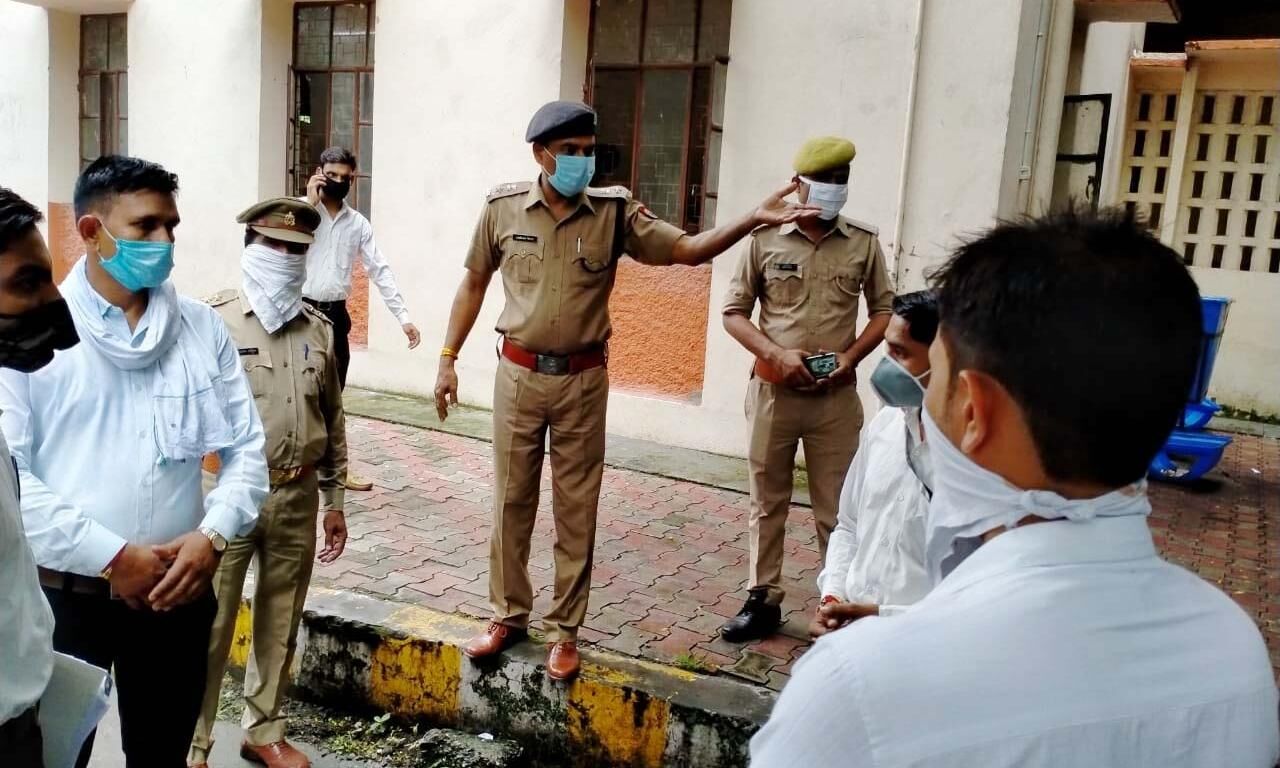 एसपी यातायात राम अभिलाष त्रिपाठी ने किया कचहरी परिसर का निरीक्षण एसपी यातायात राम अभिलाष त्रिपाठी ने किया कचहरी परिसर का निरीक्षण