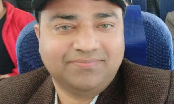 खादर के घाट पर व्यक्तियों के आवगमन हेतु नाव संचालित