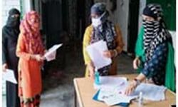 संसाधनों के अभाव में भी वर्कशीट पर बच्चे गढ़ रहें भविष्य संसाधनों के अभाव में भी वर्कशीट पर बच्चे गढ़ रहें भविष्य