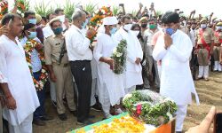 शहीद मोहित बालियान को मंत्री संजीव एंव कपिलदेव ने दी श्रद्धांजलि शहीद मोहित बालियान को मंत्री संजीव एंव कपिलदेव ने दी श्रद्धांजलि