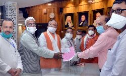 मंत्री सुरेश खन्ना ने राज्यसभा प्रत्याशी जफर इस्लाम का नामांकन किया दाखिल मंत्री सुरेश खन्ना ने राज्यसभा प्रत्याशी जफर इस्लाम का नामांकन किया दाखिल