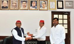 समाजसेवी डाॅ विनोद कुमार सिंह ने समाजवादी पार्टी की सदस्यता की ग्रहण समाजसेवी डाॅ विनोद कुमार सिंह ने समाजवादी पार्टी की सदस्यता की ग्रहण