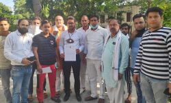 छात्र कार्यकर्ताओ ने सपाइयों पर लाठीचार्ज के विरोध में किया प्रदर्शन, दिया ज्ञापन