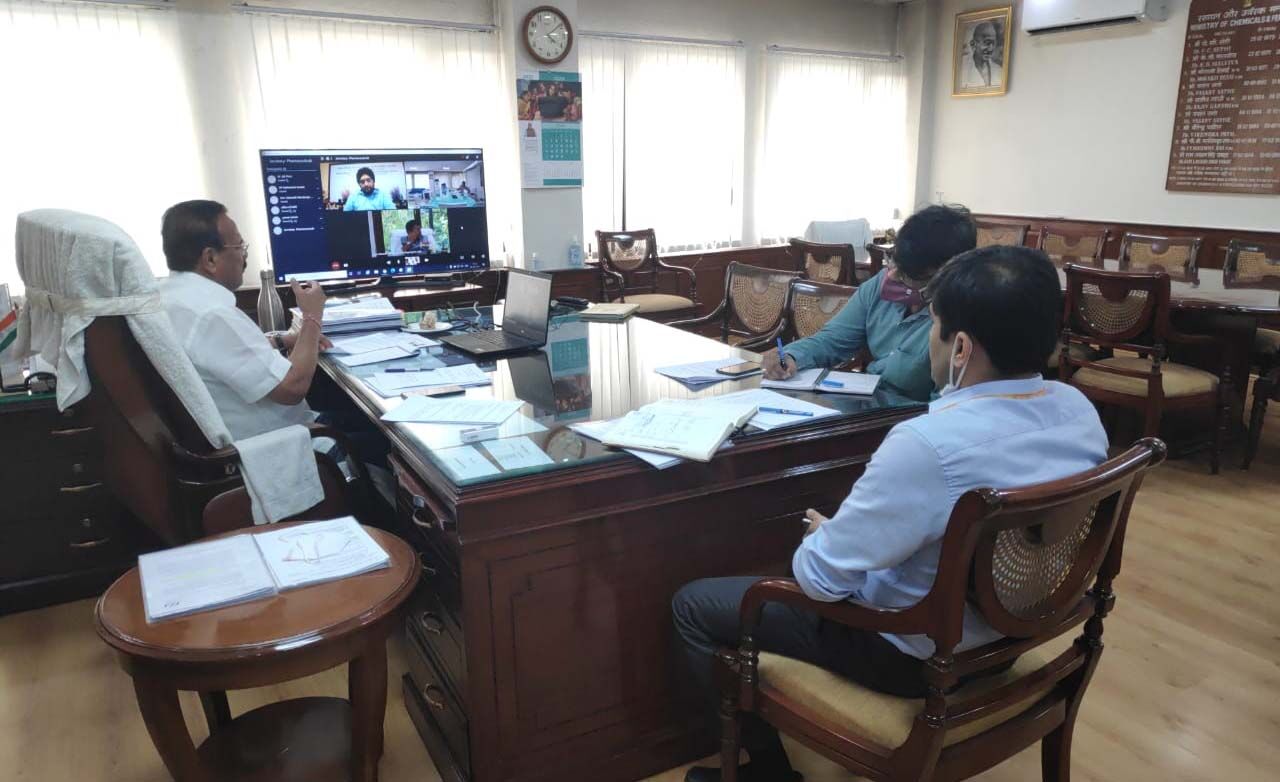 गौड़ा और मंडाविया ने वीडियो कॉन्फ्रेंसिंग के माध्‍यम से एनआईपीईआर की समीक्षा की