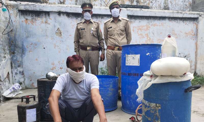 खतौली पुलिस ने अवैध शराब फैक्ट्री का किया भंड़ाफोड़