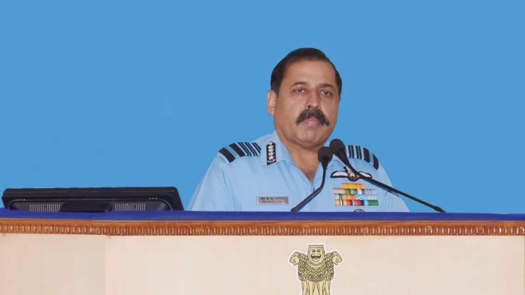 वायु सेना प्रमुख ने कॉलेज ऑफ एयर वारफेयर में अधिकारियों को किया संबोधित