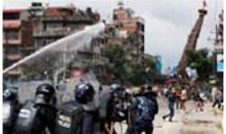 नेपाल में पुलिस व श्रद्धालुओं के बीच संघर्ष नेपाल में पुलिस व श्रद्धालुओं के बीच संघर्ष