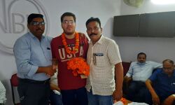 मुजफ्फरनगर केमिस्ट एंड ड्रगिस्ट एसोसिएशन ने दवा व्यापारी के पुत्र का किया सम्मान