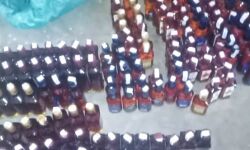 आगरा आबकारी विभाग ने पकड़ी नकली शराब की फैक्ट्री आगरा आबकारी विभाग ने पकड़ी नकली शराब की फैक्ट्री