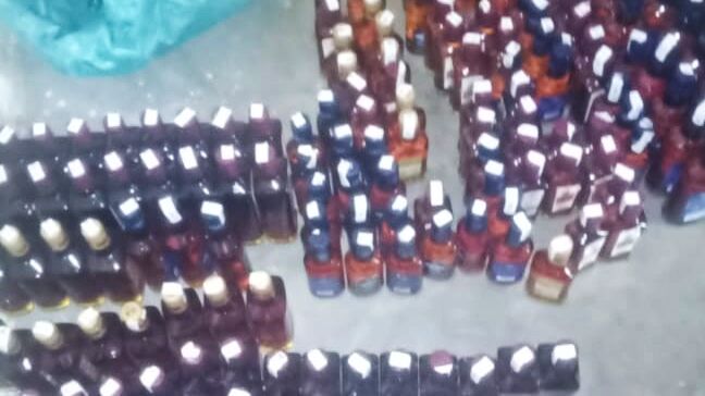 आगरा आबकारी विभाग ने पकड़ी नकली शराब की फैक्ट्री आगरा आबकारी विभाग ने पकड़ी नकली शराब की फैक्ट्री
