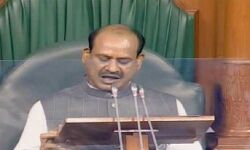 प्रणव मुखर्जी एवं अन्य दिवंगत नेताओं को लोकसभा ने दी श्रद्धांजलि प्रणव मुखर्जी एवं अन्य दिवंगत नेताओं को लोकसभा ने दी श्रद्धांजलि