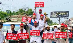 अंदाज- सपा के शमशेर मलिक ने रिक्शा चलाकर बेरोजगारी के खिलाफ किया प्रदर्शन अंदाज- सपा के शमशेर मलिक ने रिक्शा चलाकर बेरोजगारी के खिलाफ किया प्रदर्शन