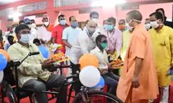 CM योगी के हाथों PM मोदी के जन्मदिन पर उपहार पाकर दिव्यांगजनों के चेहरे खिले CM योगी के हाथों PM मोदी के जन्मदिन पर उपहार पाकर दिव्यांगजनों के चेहरे खिले