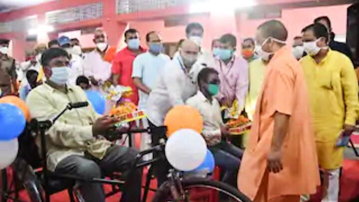 CM योगी के हाथों PM मोदी के जन्मदिन पर उपहार पाकर दिव्यांगजनों के चेहरे खिले
