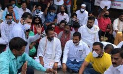 मुफ्त में पानी बिजली देने की मुहिम के तहत कांग्रेस का धरना प्रदर्शन मुफ्त में पानी बिजली देने की मुहिम के तहत कांग्रेस का धरना प्रदर्शन